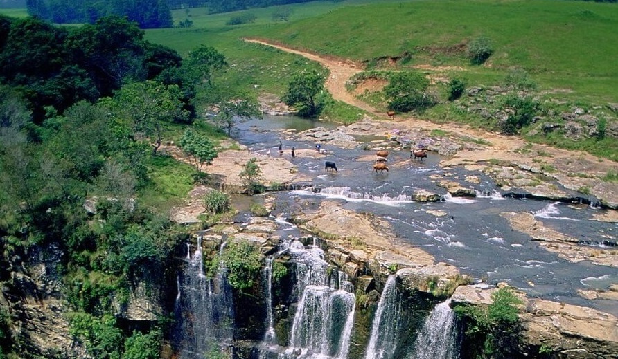River and grassland at the top of Magwa Falls